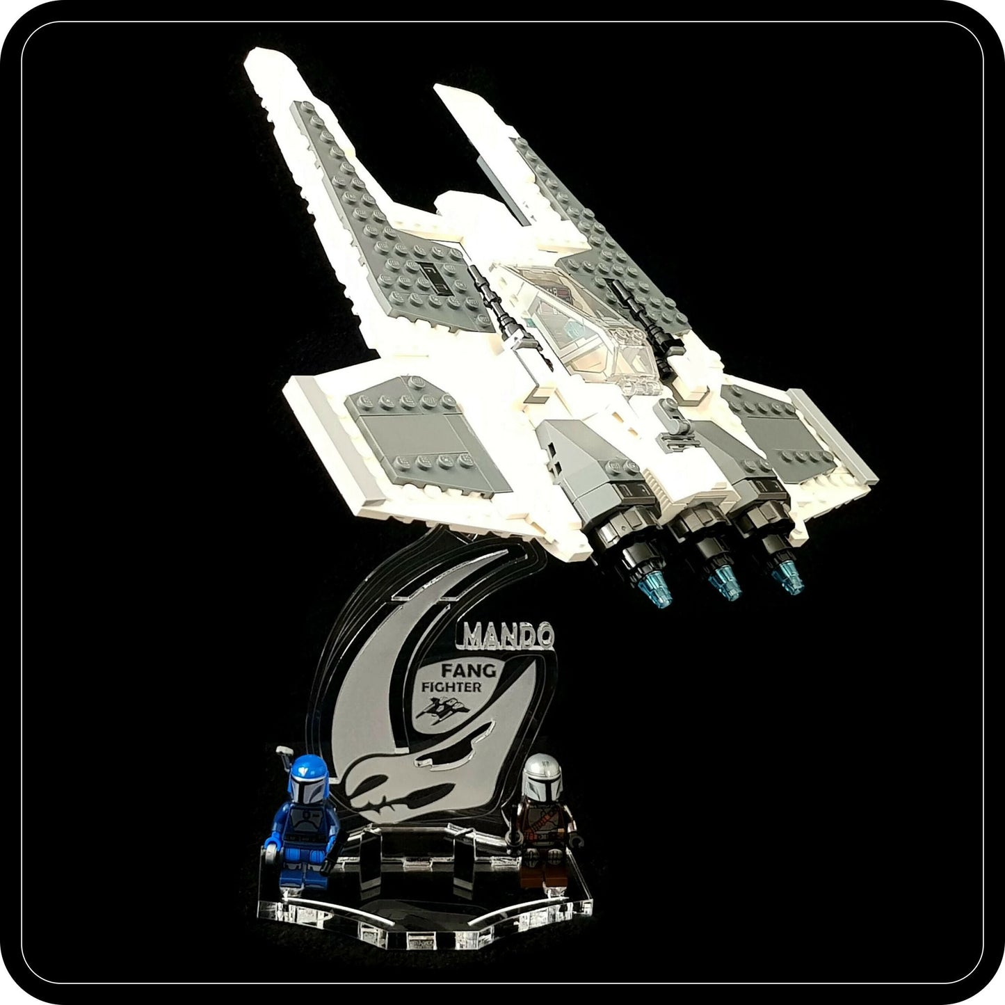 Display stand 3D-ENGV angled for Lego 75348 Mandalorian Fang Fighter + minifigures slots (A1098)-6
